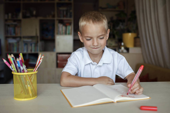 Handwriting tips for left-handed children