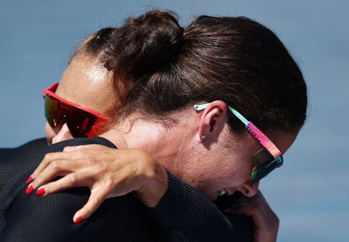 Lisa Carrington shares a moment with compatriot Aimee Fisher after the race. Photo: Reuters