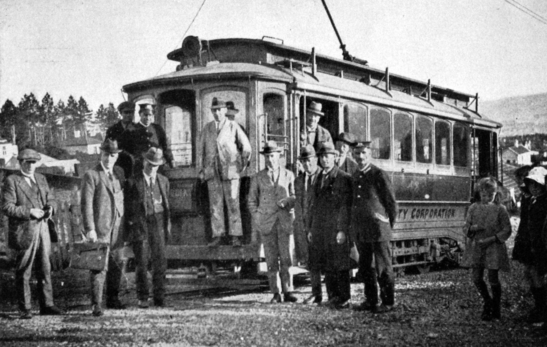 The first electric tram to climb the new Opoho tram line on a test run. — Otago Witness, 9.9.1924